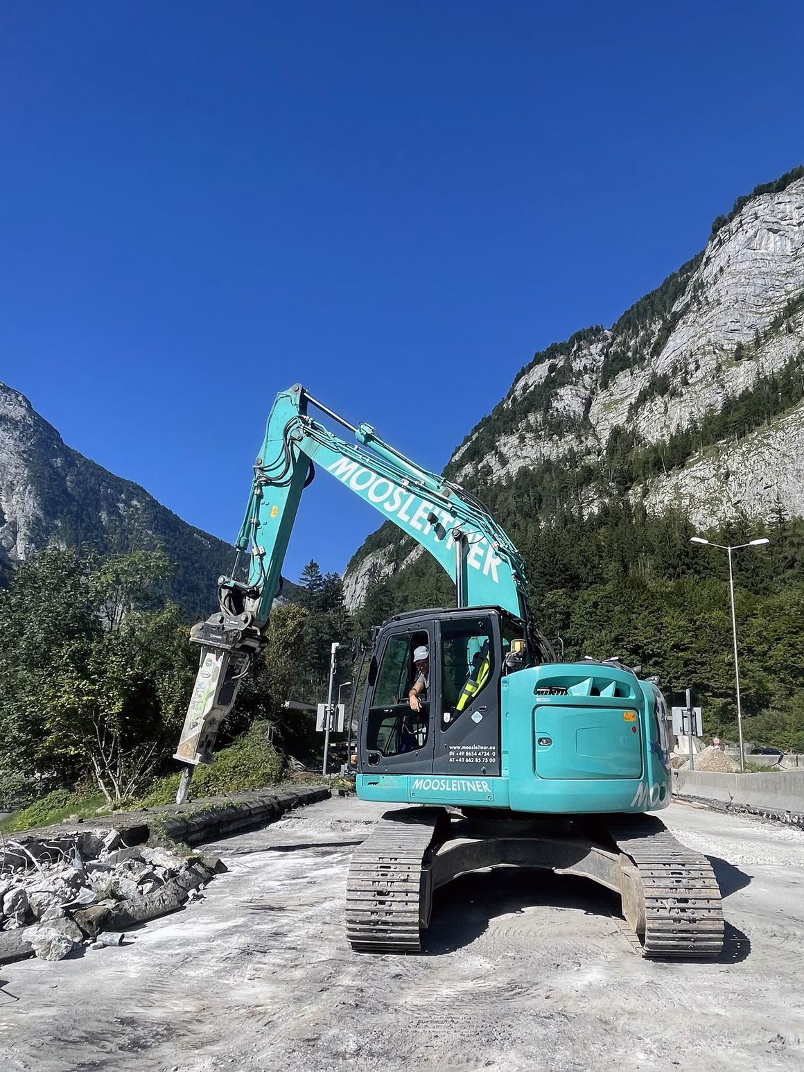 Als gleichermaßen kompakte und leistungsfähige Geräteträger kommen die Kurzheck-Kobelco auch bei der Generalsanierung der Tauern-Autobahn zum Einsatz. Hier der 26-Tonner Kobelco SK270SLRC-7 mit 2,5t-Anbauhammer.