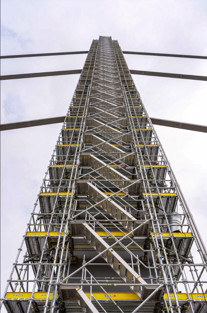 Auf der A7 (Mühlkreisautobahn) in Linz wurde auf der Voest-Brücke ein 70 m hoher Pylon für Sanierungsarbeiten mit dem Ringlock-Modulgerüst eingehaust.