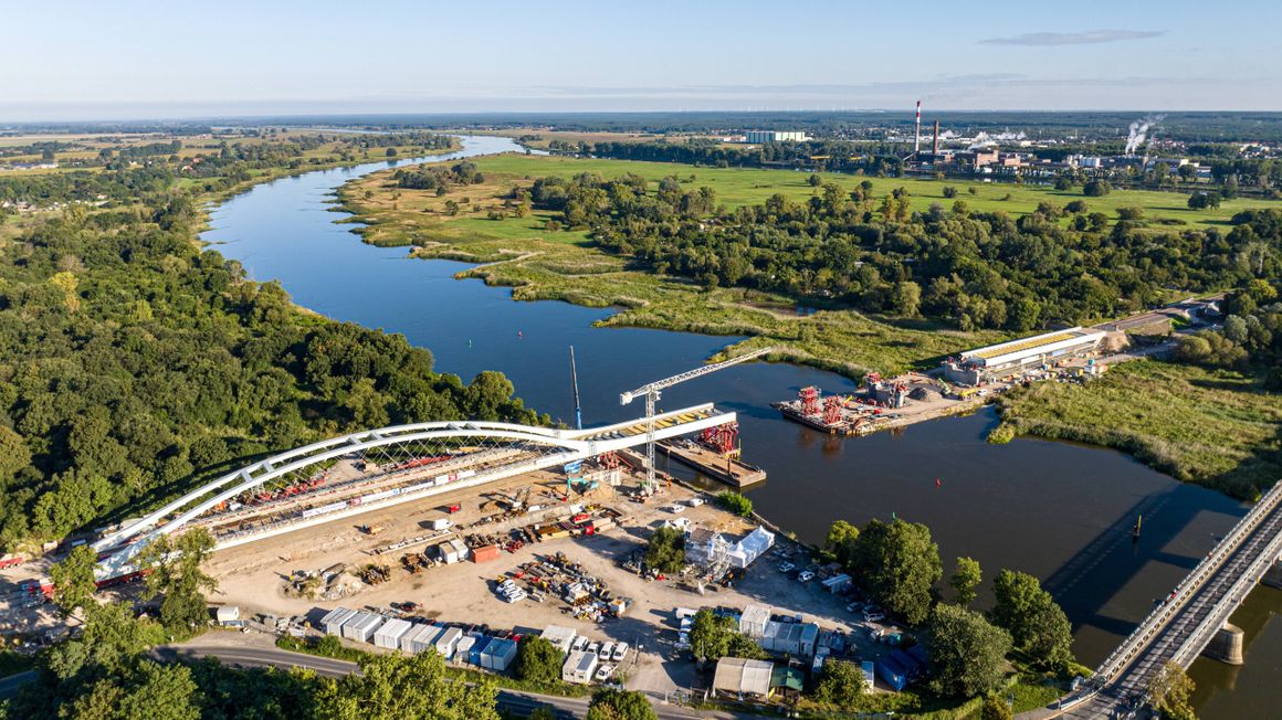 Innovative Netzwerkbogenbrücke mit Carbon-Hängern.