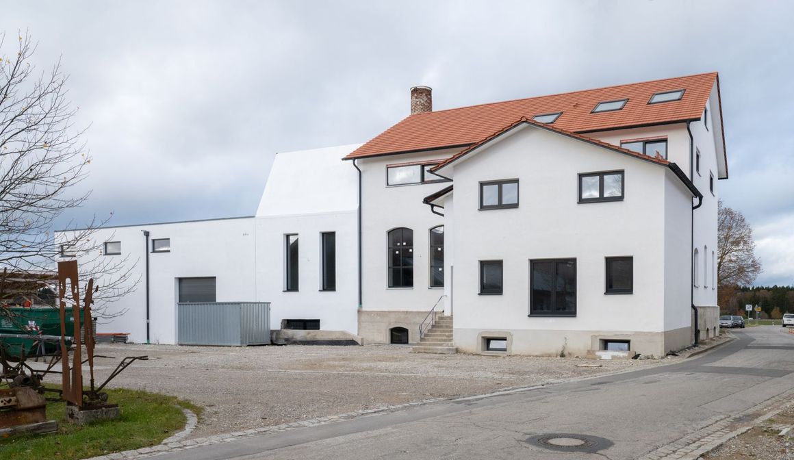 Von der Hofseite des Hauses sind die Unterschiede zwischen der ehemaligen Brennerei und dem modernen Anbau deutlich zu erkennen.
