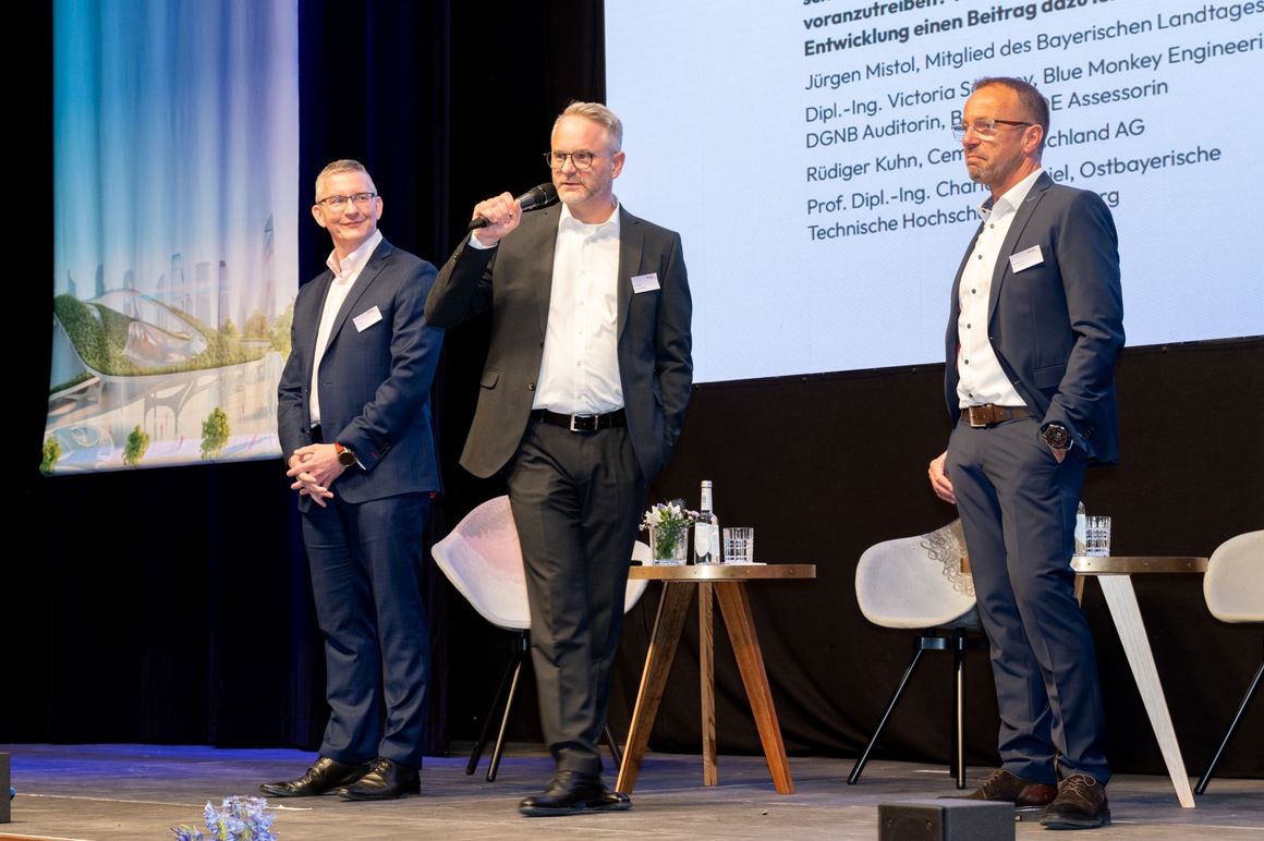 Von links: Marcel Busch, Director Materials Germany, Stephan Boszko, Director Cement Commercial, und Michael Niederquell, Regionalleiter Materials Süd, begrüßten die Gäste im marinaforum in Regensburg.