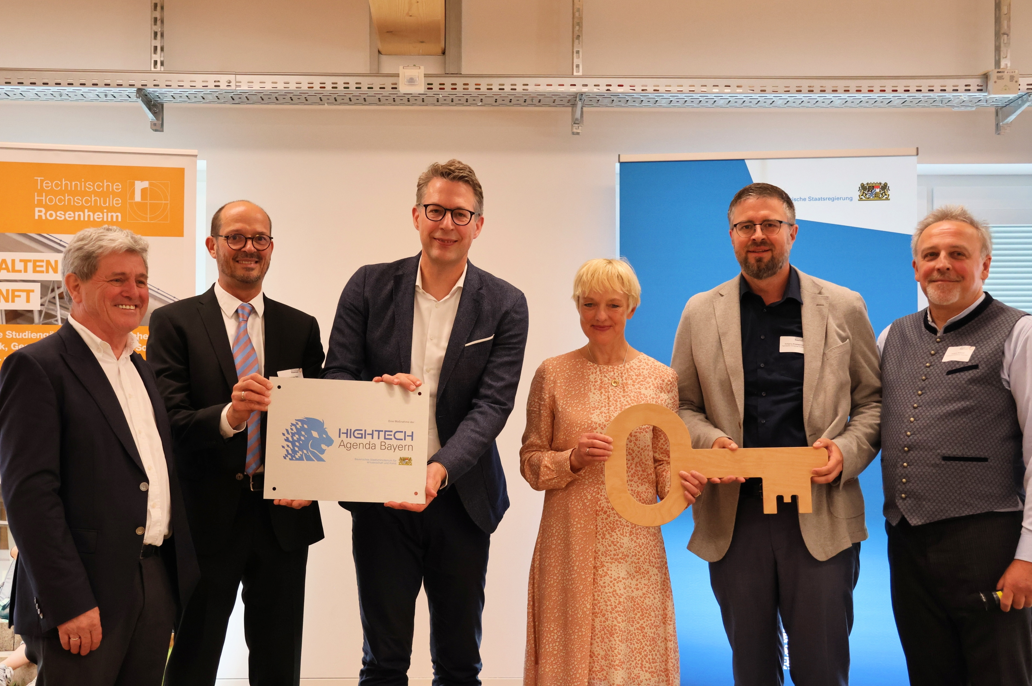 Symbolische Schlüsselübergabe bei der Eröffnung des neuen V-Baus der TH Rosenheim Symbolische Schlüsselübergabe bei der Eröffnung des neuen V-Baus der TH Rosenheim