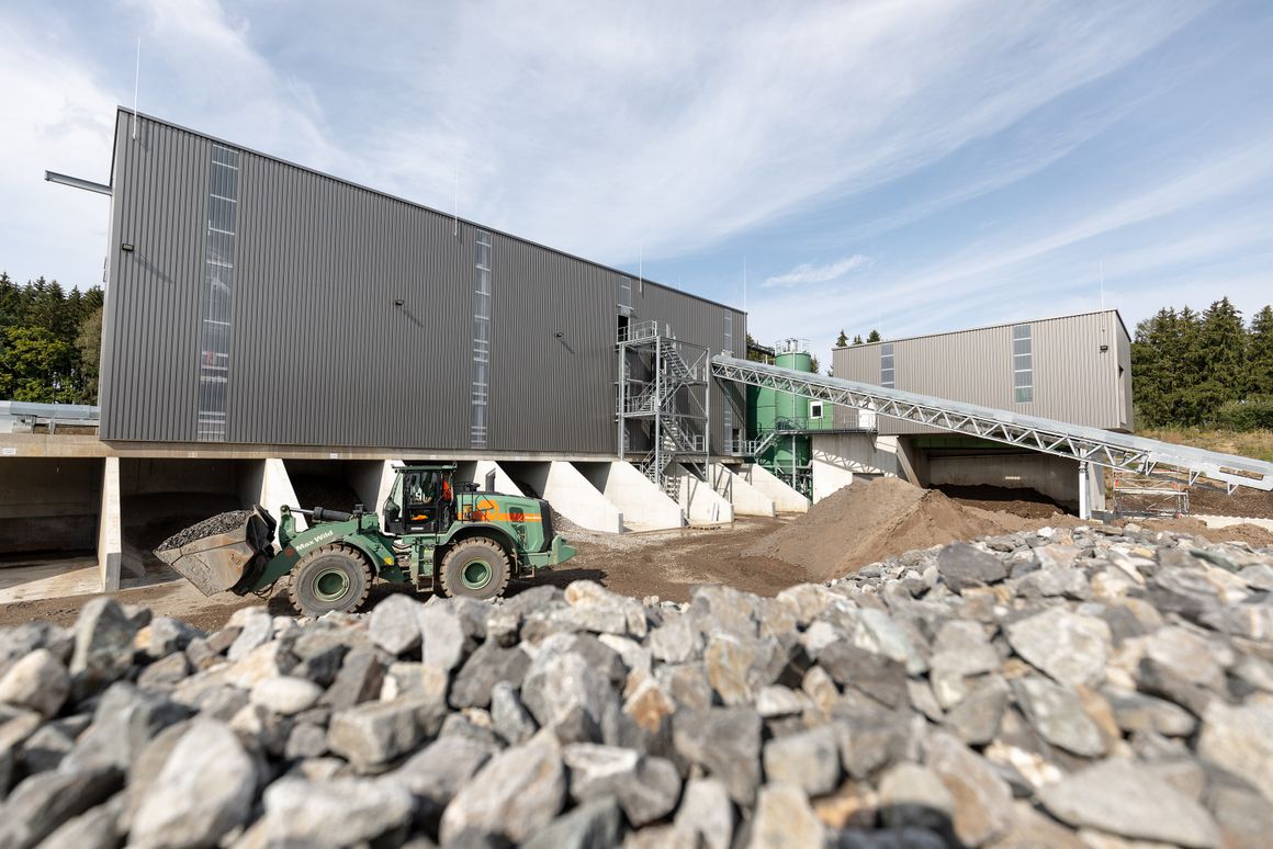 Seit 2020 im Einsatz: Die Bodenwaschanlage von Max Wild recycelt mineralische Bauabfälle und arbeitet sie zu zertifizierten Sekundärbaustoffen auf.