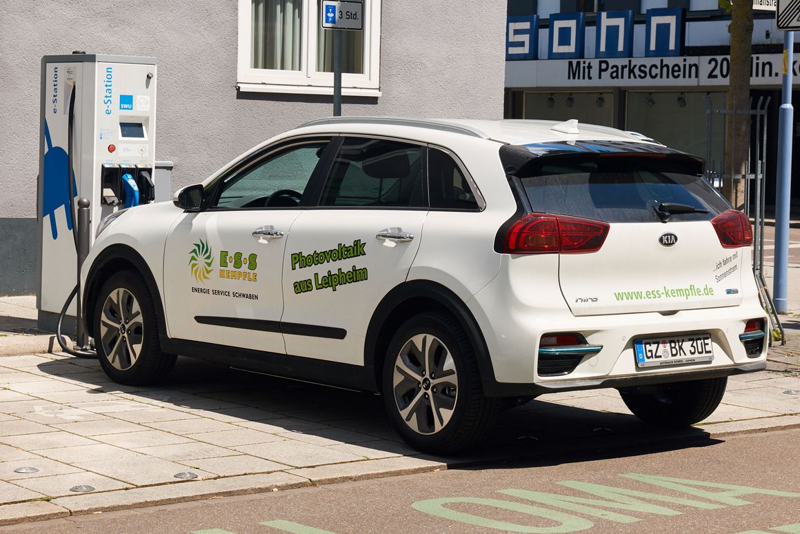 Wallbox mit E-Auto. Wallbox mit E-Auto.