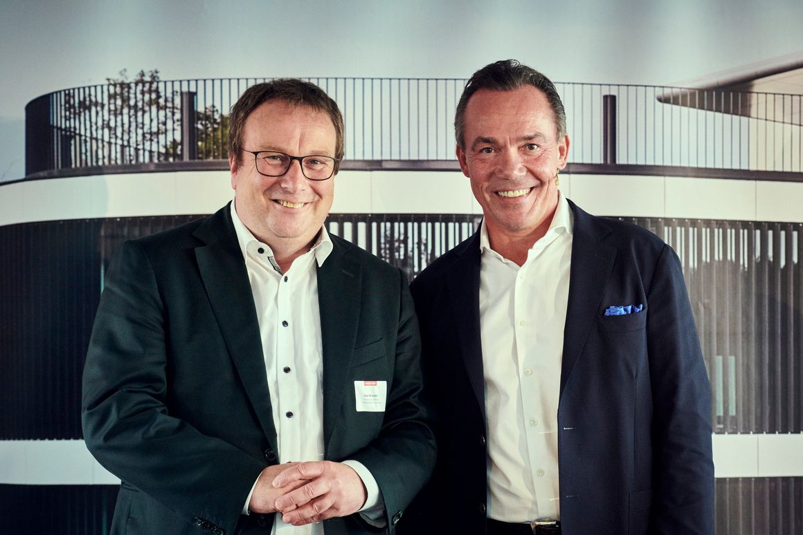 Zur offiziellen Einweihung des neuen Standortes kommen mehr als 250 Gäste, darunter NRW-Umwelt- und Verkehrsminister Oliver Krischer (links), hier mit Hagedorn-Inhaber Thomas Hagedorn.