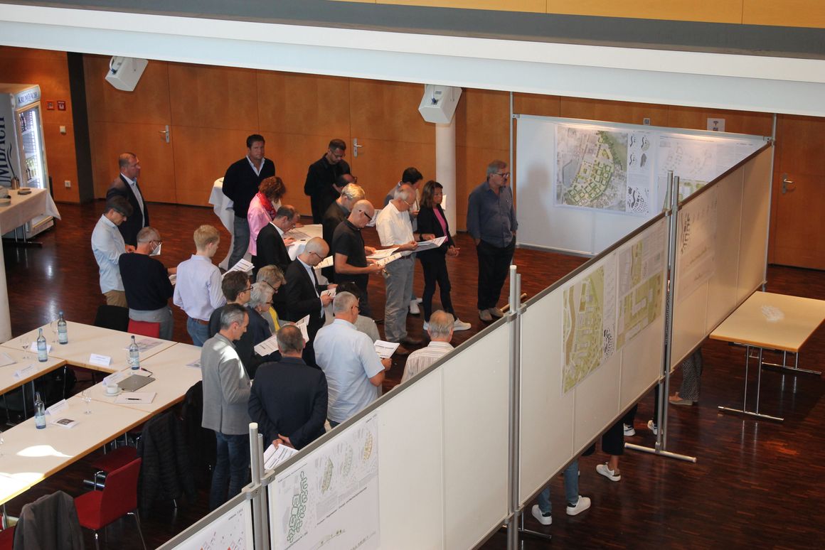 : 7 Teams – Architekturbüros und Landschaftsplaner:innen – reichten Entwürfe für den städtebaulich-freiraumplanerischen Realisierungswettbewerb „Am Rädlesbach“ in Bad Waldsee ein. : 7 Teams – Architekturbüros und Landschaftsplaner:innen – reichten Entwürfe für den städtebaulich-freiraumplanerischen Realisierungswettbewerb „Am Rädlesbach“ in Bad Waldsee ein.