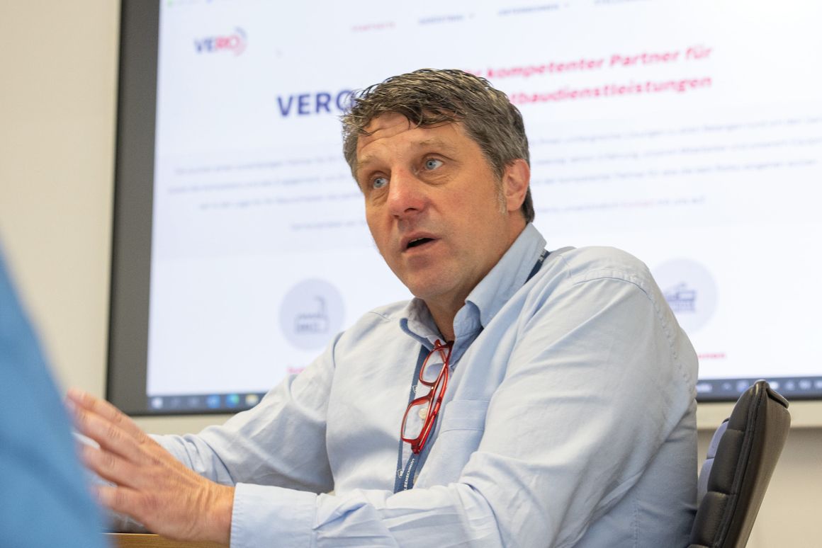 André Vermeulen erzäht über die Entwicklung von VERO Gerüstbau: Der Fokus von VERO Gerüstbau lag schnell auf der Einrüstung von Industrieanlagen. André Vermeulen erzäht über die Entwicklung von VERO Gerüstbau: Der Fokus von VERO Gerüstbau lag schnell auf der Einrüstung von Industrieanlagen.