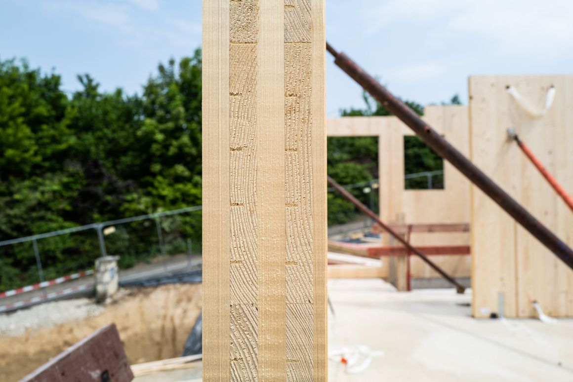 Die Brettsperrholz-Elemente bestehen aus bis zu neun Lagen Holzlamellen, die kreuzweise miteinander verleimt sind.