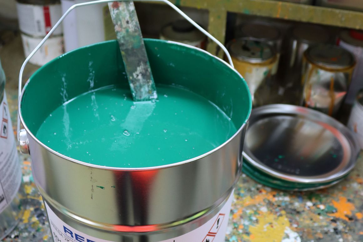 Zubehörteile werden separat aufgehängt und in einem Schritt gleich mitlackiert. Verwendet werden eine Kunstharzlackierung und Acrylfarben.