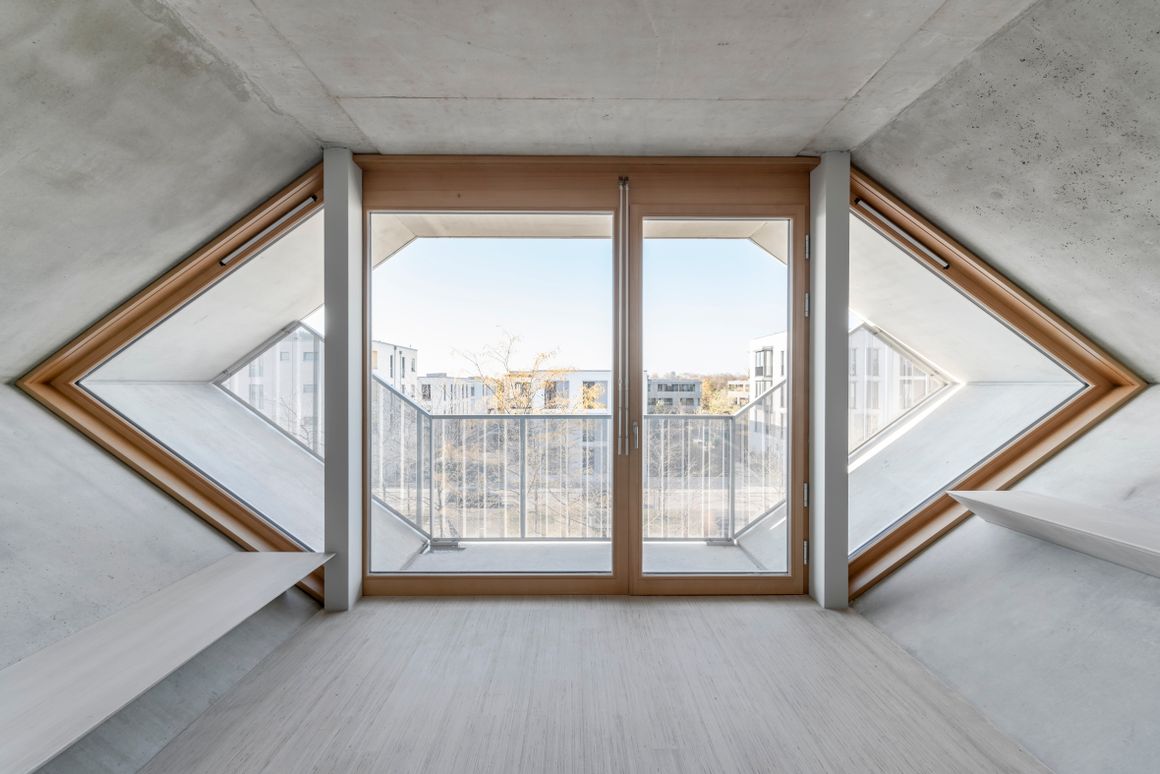 Jede Wabe verfügt über einen Balkon nach West oder Ost. Für den thermisch trennenden Anschluss sorgt Schöck Isokorb XT Typ Q-P und Typ H.