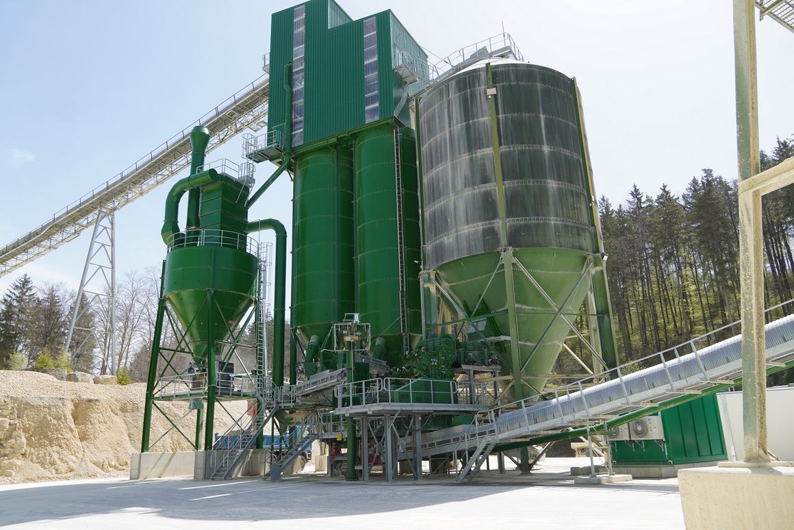 Jetzt werden die unterschiedlichen Korngrößen in drei Puffersilos zwischengelagert.