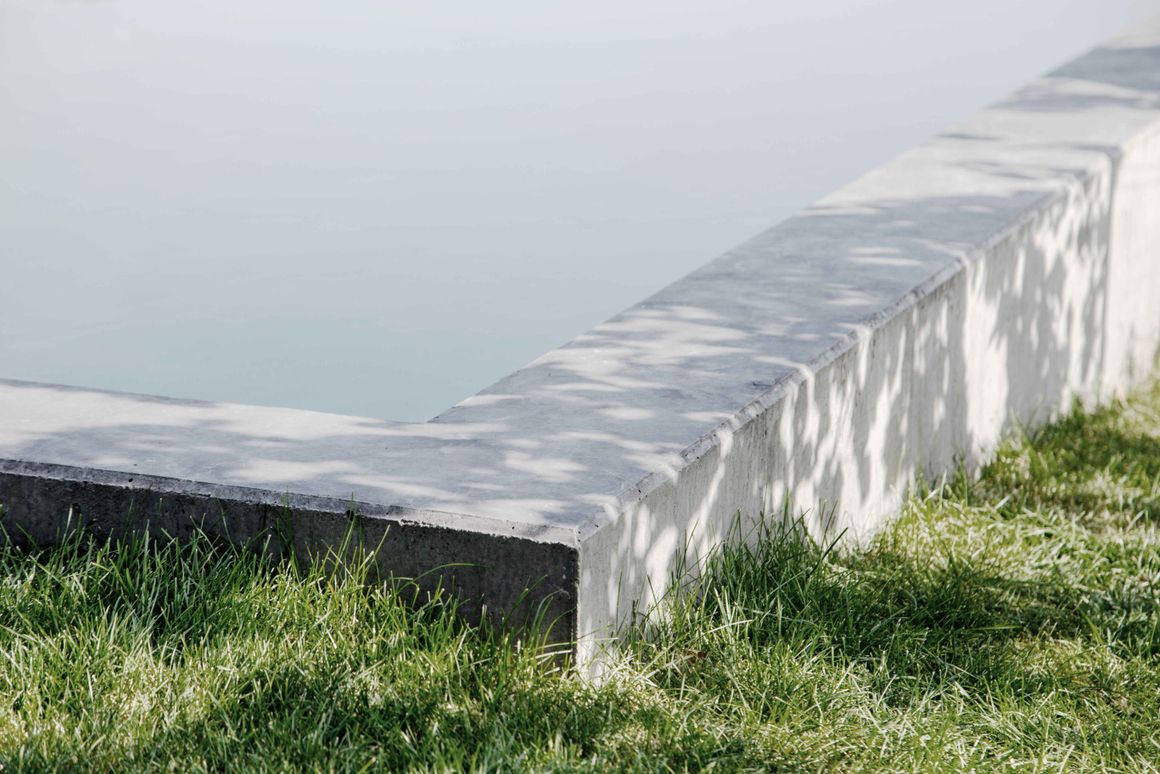 Eine ecke des Betonpools nach dem Einbau in die Wiese