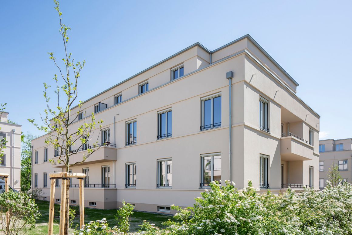 Die mehrgeschossigen Wohngebäude wurden mit höchster Energieeffizienz klimafreundlich, zeitsparend und kostengünstig realisiert und werden zudem den Auflagen des Denkmalschutzes gerecht.