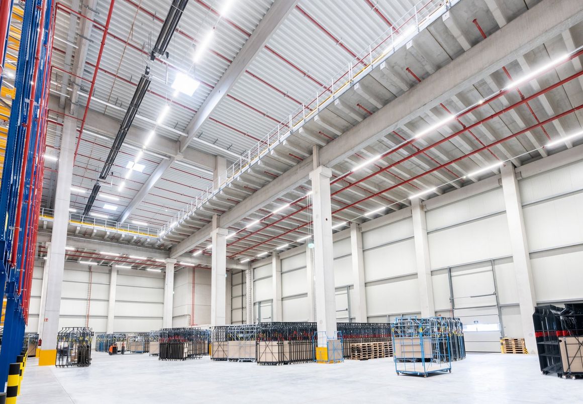 The beams bridge spans of up to 27 meters, enabling flexible room design and optimized storage.
