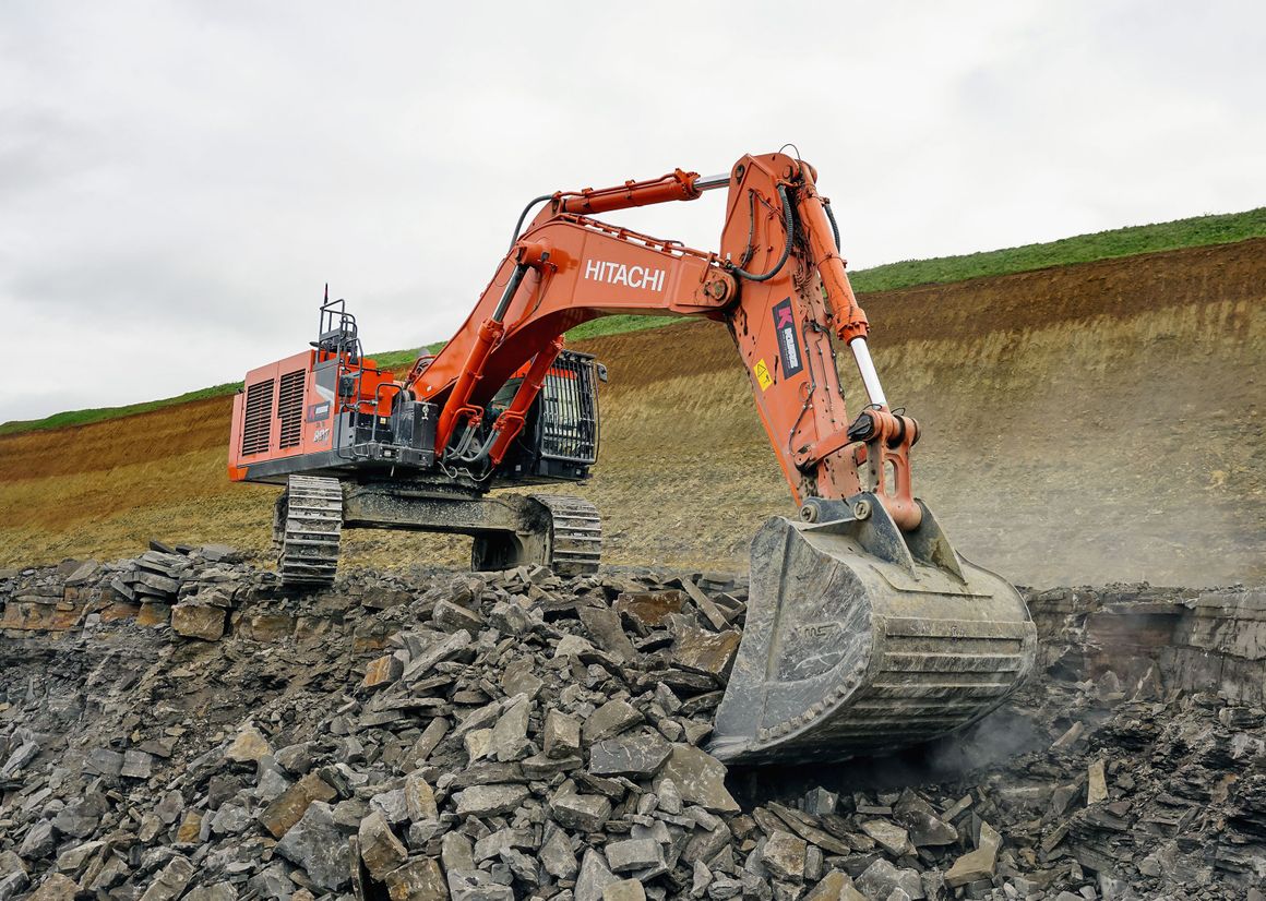 Sein Debüt bei Kurz Baumaschinen feierte auch der ebenfalls langfristig angemietete Hitachi ZX890. Der 90-Tonner der aktuellen 7er-Serie wurde in Steinbruch-Ausführung konfiguriert und überzeugte in Mundelsheim mit 6,5-m³-Felslöffel vor allem mit einem niedrigen Durchschnittsverbrauch von knapp 60 l/h. Sein Debüt bei Kurz Baumaschinen feierte auch der ebenfalls langfristig angemietete Hitachi ZX890. Der 90-Tonner der aktuellen 7er-Serie wurde in Steinbruch-Ausführung konfiguriert und überzeugte in Mundelsheim mit 6,5-m³-Felslöffel vor allem mit einem niedrigen Durchschnittsverbrauch von knapp 60 l/h.