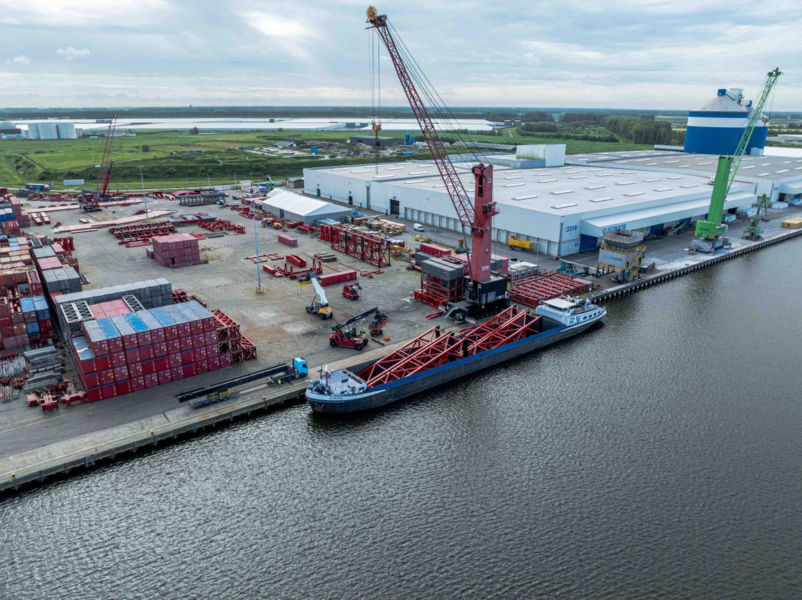 Die Baustelle im Hafen von Westdorpe in den Niederlanden, auf der der SK6000 in die Höhe wächst