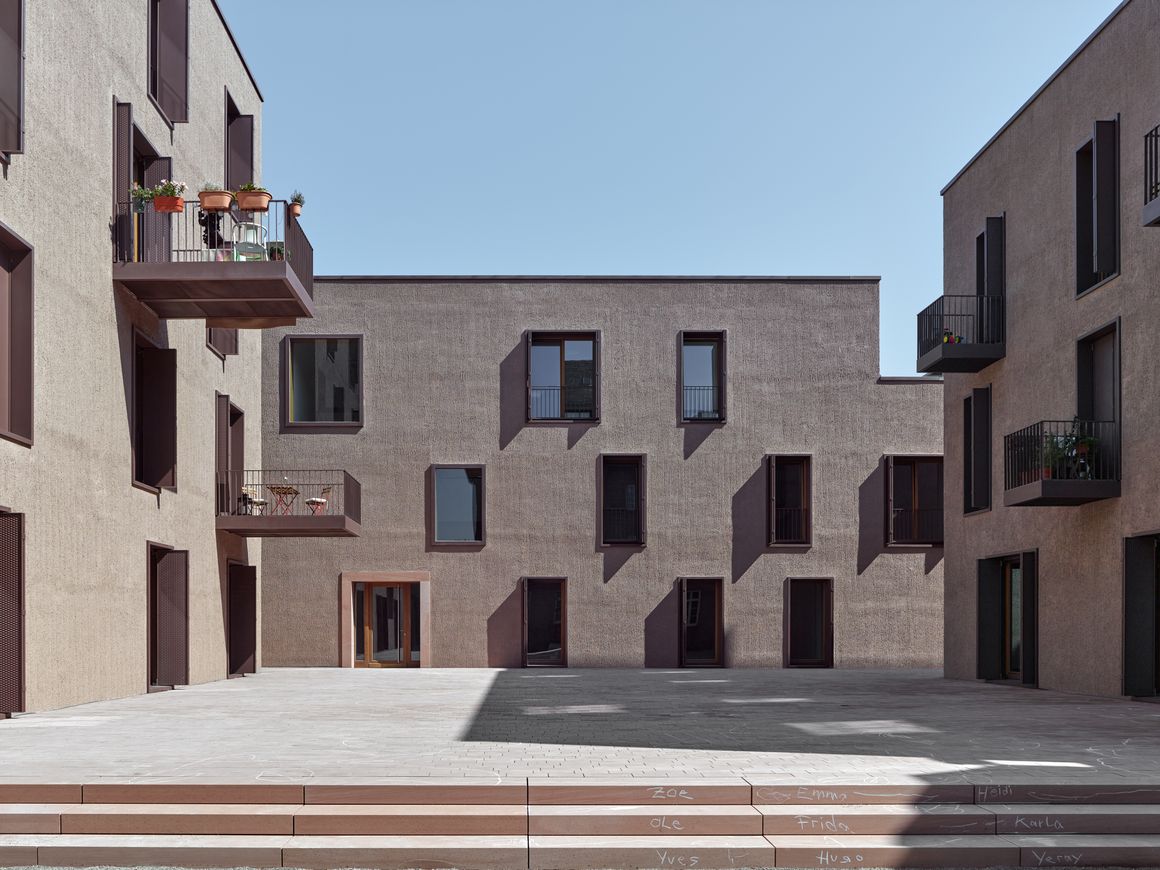 Die an den Bestandsbau angelehnten Fensterformen setzen sich durch stählerne Einfassungen und Faltläden bewusst von dem massiven Mauerwerk ab.