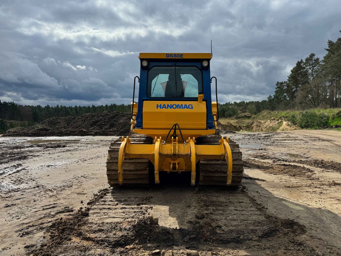 Baumaschinen-Sachverständiger Gunter Meyer hat kürzlich im Kundenauftrag eine 20-Tonnen-Raupe, Baujahr 1996, aus einer umfangreichen Hanomag-Oldtimer-Sammlung begutachtet.