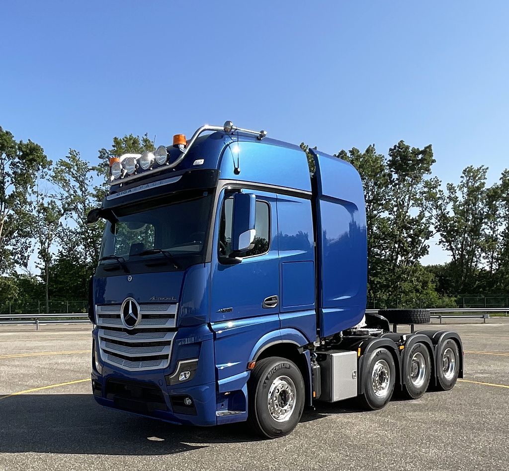 Das Jubiläumsfahrzeug ist ein Mercedes-Benz Actros 8x4/4 Full-SLT für den Einsatz im Schwerlastbereich Das Jubiläumsfahrzeug ist ein Mercedes-Benz Actros 8x4/4 Full-SLT für den Einsatz im Schwerlastbereich