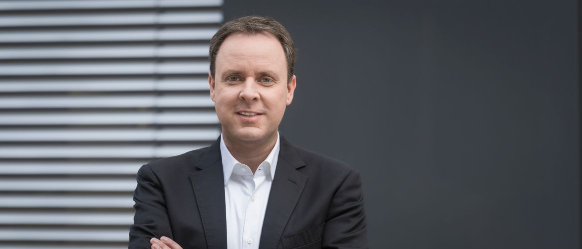 Torsten Born, CEO und Mitbegründer von Tronity, betont: „Unternehmensflotten spielen eine entscheidende Rolle bei der Elektrifizierung, aber die Transformation der Firmen-Fuhrparks stockt. Es gibt immer noch viele Unsicherheiten seitens der Unternehmen, insbesondere in Bezug auf Kosten, Reichweiten und Verwaltung. Wir wollen Elektromobilität für Unternehmen so einfach wie möglich gestalten und durch die Auswertung von Daten neue Anreize schaffen.“ Torsten Born, CEO und Mitbegründer von Tronity, betont: „Unternehmensflotten spielen eine entscheidende Rolle bei der Elektrifizierung, aber die Transformation der Firmen-Fuhrparks stockt. Es gibt immer noch viele Unsicherheiten seitens der Unternehmen, insbesondere in Bezug auf Kosten, Reichweiten und Verwaltung. Wir wollen Elektromobilität für Unternehmen so einfach wie möglich gestalten und durch die Auswertung von Daten neue Anreize schaffen.“