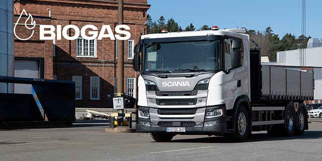 Die gasbetriebenen Abrollkipper von Scania, die mit komprimiertem Biogas (CBG) oder verflüssigtem Biogas (LBG) betrieben werden können, zeigen das Potenzial nachhaltiger Energiequellen auf. Die gasbetriebenen Abrollkipper von Scania, die mit komprimiertem Biogas (CBG) oder verflüssigtem Biogas (LBG) betrieben werden können, zeigen das Potenzial nachhaltiger Energiequellen auf.