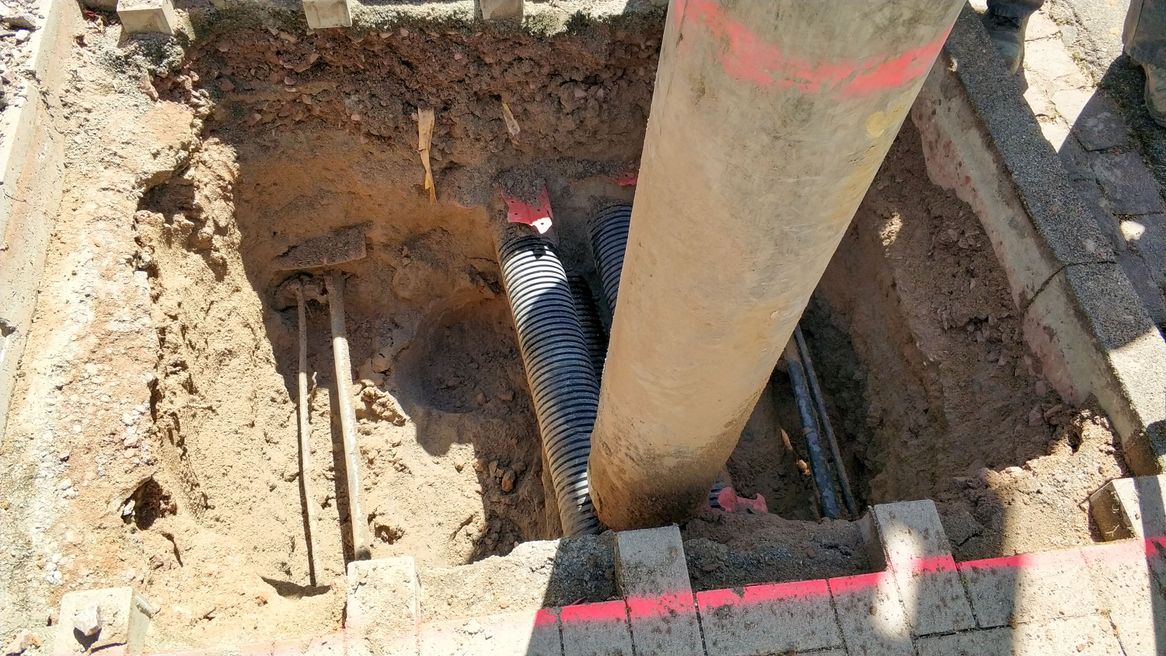Saugen statt Baggern schont die freizulegende Infrastruktur und benötigt nur eine minimal kleine Baugrube.