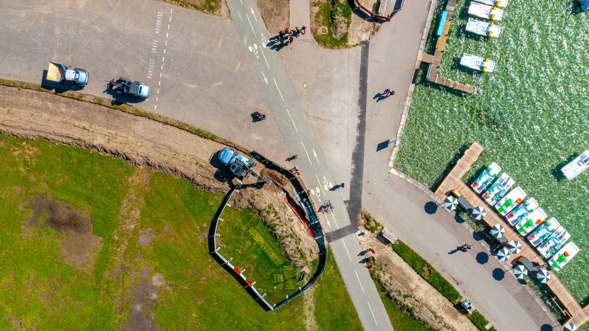 Die emissionsfreie Baustelle im französischen Annecy Luftaufnahme der emissionsfreien Baustelle im französischen Annecy