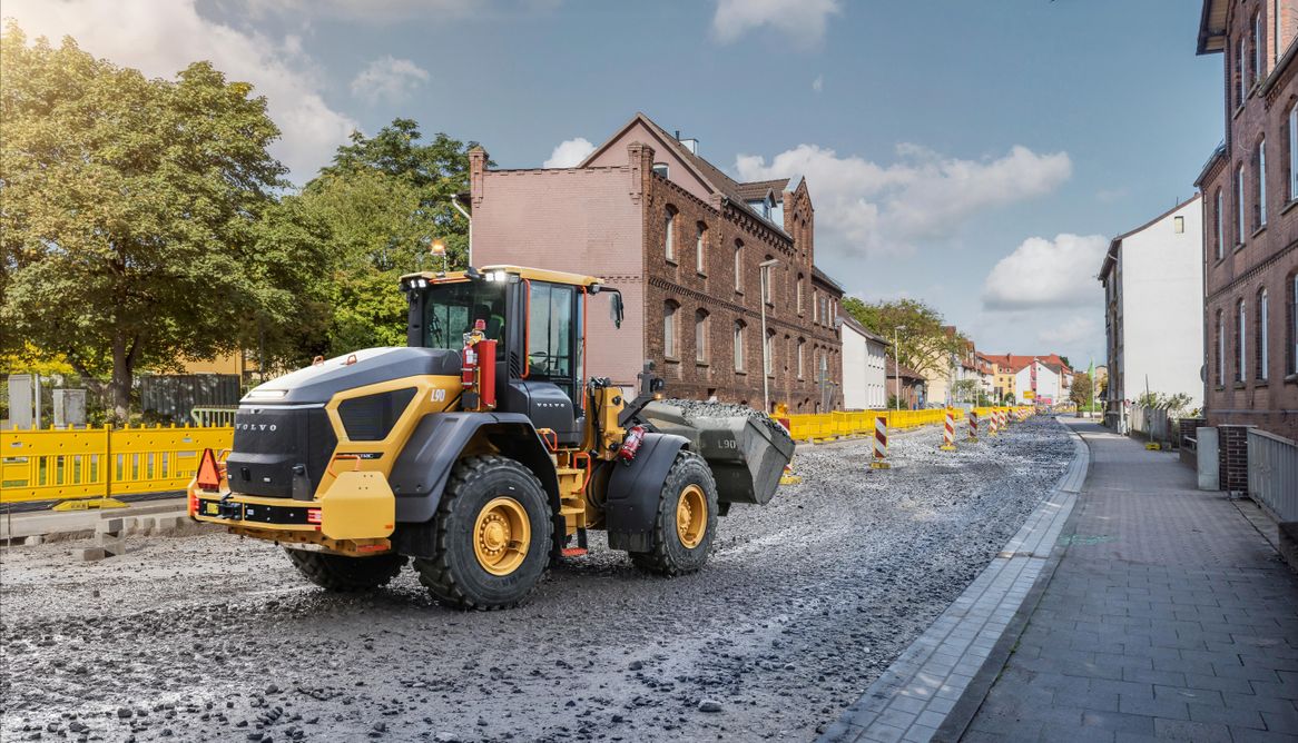 Der Volvo L90 Electric, eines der neusten Flaggschiffe aus der elektrischen Volvo-Flotte, präsentiert sich auf der Messe den interessierten Besuchern. Mit einer Kipplast von ca. 10 Tonnen ist der 15-Tonnen-L90 Electric der erste elektrische Radlader seiner Klasse. Als eine abgasfreie Lösung eignet er sich perfekt für innerstädtische Arbeitsvorgänge. Der Volvo L90 Electric, eines der neusten Flaggschiffe aus der elektrischen Volvo-Flotte, präsentiert sich auf der Messe den interessierten Besuchern. Mit einer Kipplast von ca. 10 Tonnen ist der 15-Tonnen-L90 Electric der erste elektrische Radlader seiner Klasse. Als eine abgasfreie Lösung eignet er sich perfekt für innerstädtische Arbeitsvorgänge.