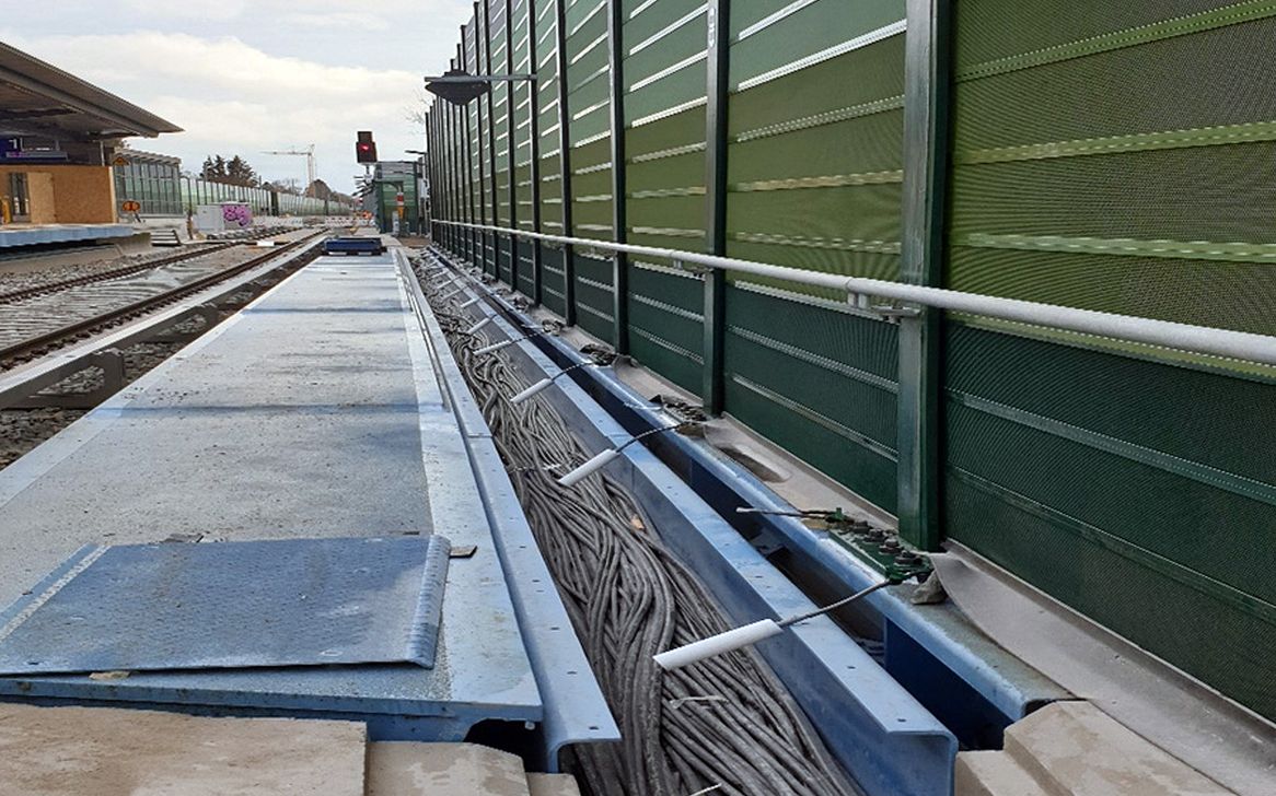 Lärmschutzwände an Bahngleisen über Stahlbrücken sind außergewöhnlich hohen Belastungen ausgesetzt. Sie müssen nicht nur die Geräusche des Bahnverkehrs absorbieren. Lärmschutzwände an Bahngleisen über Stahlbrücken sind außergewöhnlich hohen Belastungen ausgesetzt. Sie müssen nicht nur die Geräusche des Bahnverkehrs absorbieren.