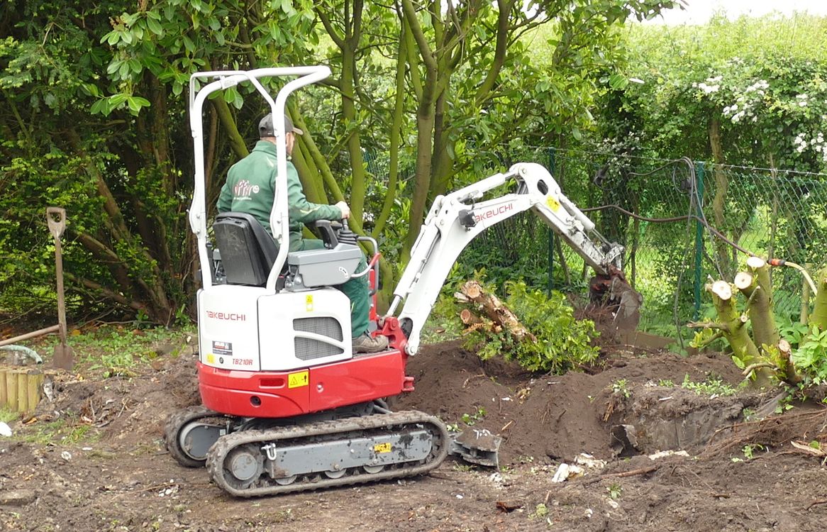 Der Takeuchi TB 210 R ist klein und 1,15 t leicht, reißt aber trotzdem Baumwurzeln raus. Der Takeuchi TB 210 R ist klein und 1,15 t leicht, reißt aber trotzdem Baumwurzeln raus.