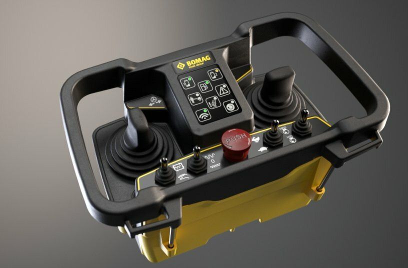 Die ergonomisch geformten Joysticks der Fernbedienung ermöglichen präzises Steuern der Maschine und liegen dabei sicher in der Hand.