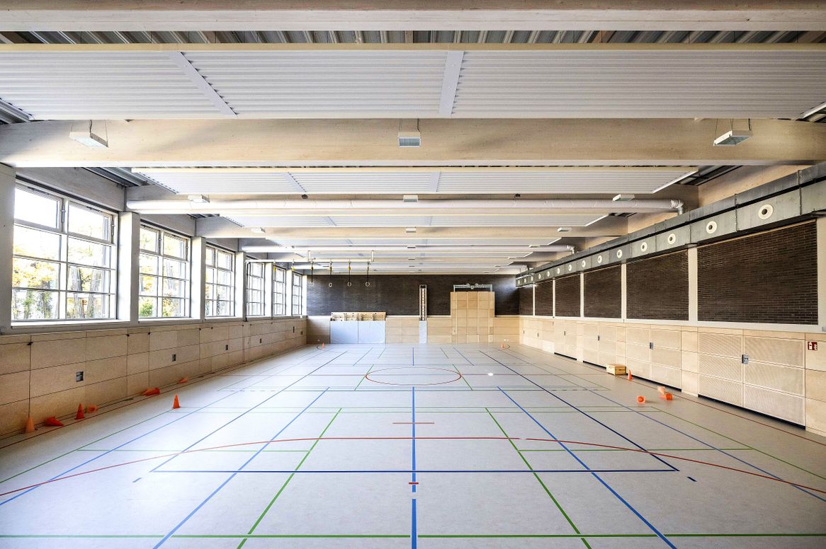 Schulsporthalle des Darmstädter Lichtenberg Gymnasiums Binder aus Brettschichtholz Schulsporthalle des Darmstädter Lichtenberg Gymnasiums Binder aus Brettschichtholz