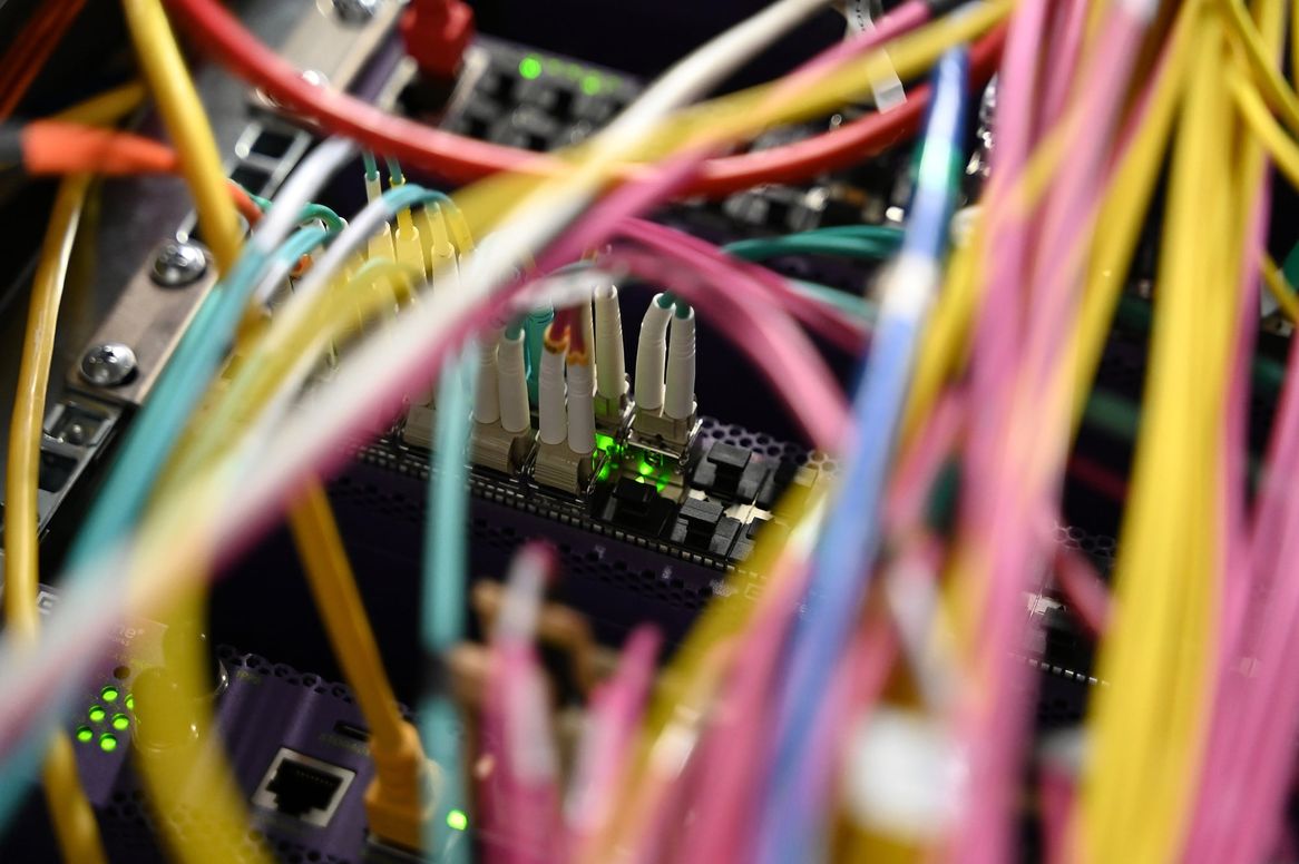 Netzwerkkabel sind in einem Rechenzentrum zu sehen. Der Stromverbrauch von Rechenzentren wird sich nach einer Prognose der Internationalen Energieagentur (IEA) bis 2030 mehr als verdoppeln.