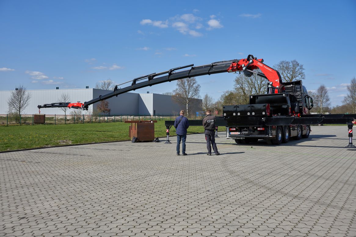 Der Knickarm und der JIB sind überstreckbar. Das bietet Reserven bei Arbeiten in Hallen bzw. unter Hindernissen. Der Knickarm und der JIB sind überstreckbar. Das bietet Reserven bei Arbeiten in Hallen bzw. unter Hindernissen.