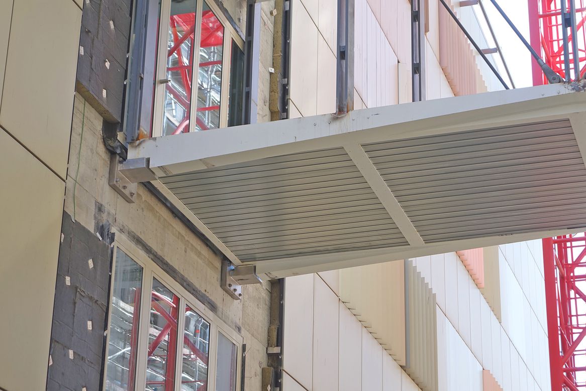 Mit Klebedübeln in Ankerplatten ließ IBS-Seeger diese Verbindungsbrücke zwischen zwei Gebäuden befestigen.