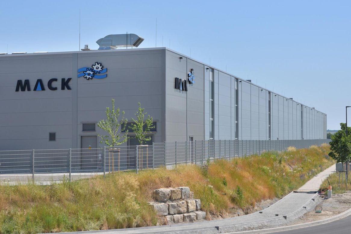 Für die Mack GmbH plante und realisierte Leonhard Weiss mit „System im Bau“ einen Hallenkomplex inklusive Bürogebäude