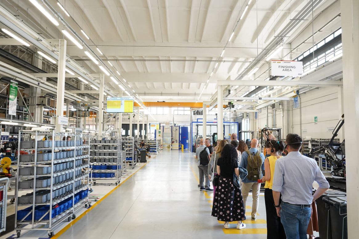 Der Standort in San Piero beherbergt auf einer Fläche von 14.000 m² Verwaltungsbüros, „Design-Hub“ und ein Forschungs- und Entwicklungszentrum, das auf die Elektrifizierung und die Produktion von Kompaktmaschinen spezialisiert ist. Der Standort in San Piero beherbergt auf einer Fläche von 14.000 m² Verwaltungsbüros, „Design-Hub“ und ein Forschungs- und Entwicklungszentrum, das auf die Elektrifizierung und die Produktion von Kompaktmaschinen spezialisiert ist.