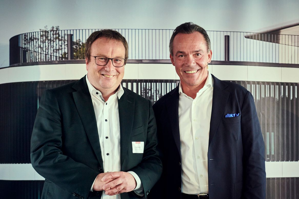 Zur offiziellen Einweihung des neuen Standortes kommen mehr als 250 Gäste, darunter NRW-Umwelt- und Verkehrsminister Oliver Krischer (links), hier mit Hagedorn-Inhaber Thomas Hagedorn.