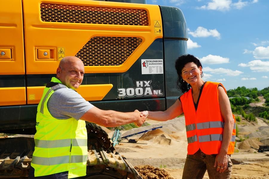 Frank Zill bedient den neuen Hyundai HX300A NL seit November 2021. Petra Völker vom Vertragshändler Tecklenborg hält guten Kontakt zu Kunden und Fahrerstamm. Frank Zill bedient den neuen Hyundai HX300A NL seit November 2021. Petra Völker vom Vertragshändler Tecklenborg hält guten Kontakt zu Kunden und Fahrerstamm.