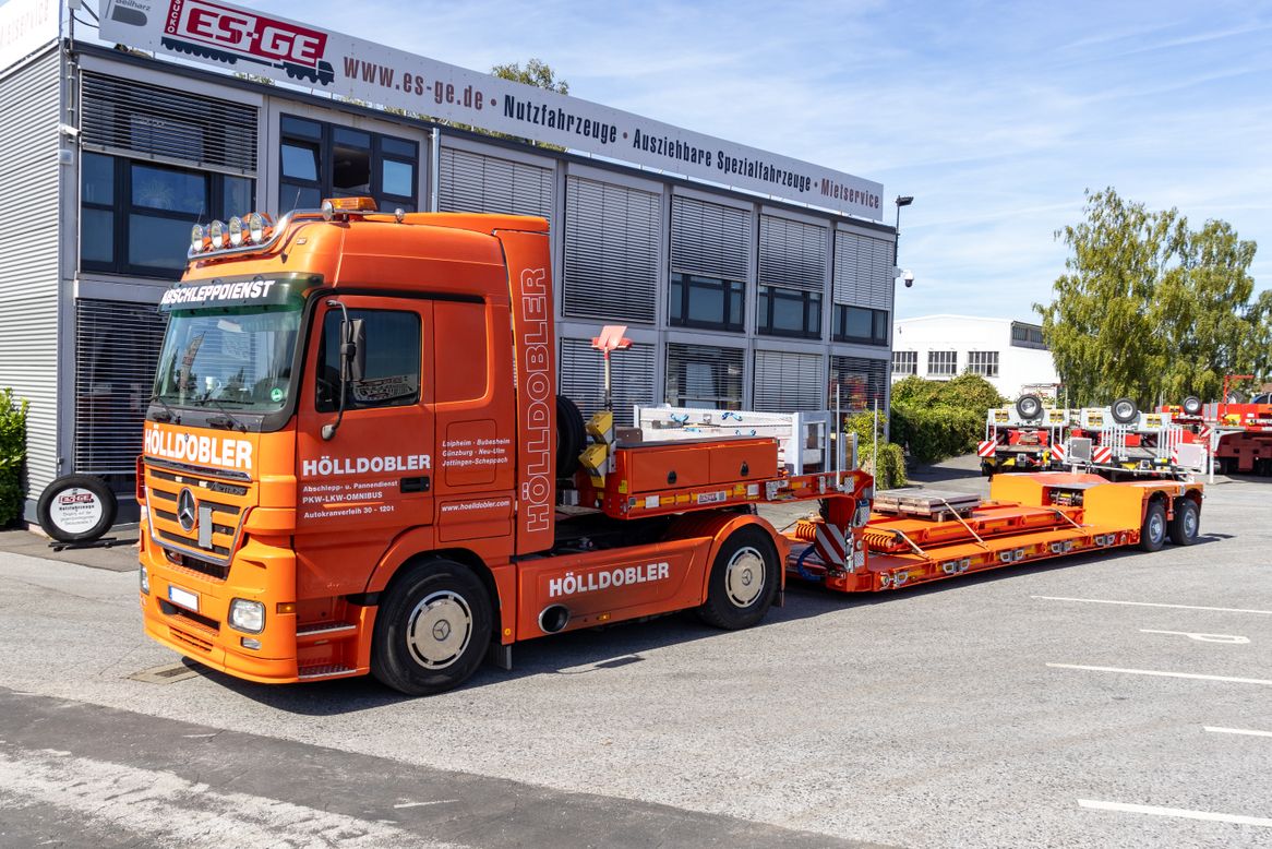 Die hydromechanisch zwangsgelenkten Achsen mit hydraulischem Achsausgleich sind auf deutschen Straßen für Achslasten von bis zu jeweils 12.000 kg freigegeben. Die hydromechanisch zwangsgelenkten Achsen mit hydraulischem Achsausgleich sind auf deutschen Straßen für Achslasten von bis zu jeweils 12.000 kg freigegeben.