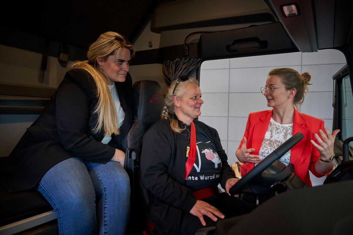 Bislang ist der Blickwinkel in der Branche noch sehr einseitig, es werden vorwiegend männliche Bedürfnisse und Lebenswelten bei der Lkw-Entwicklung herangezogen. Bislang ist der Blickwinkel in der Branche noch sehr einseitig, es werden vorwiegend männliche Bedürfnisse und Lebenswelten bei der Lkw-Entwicklung herangezogen.