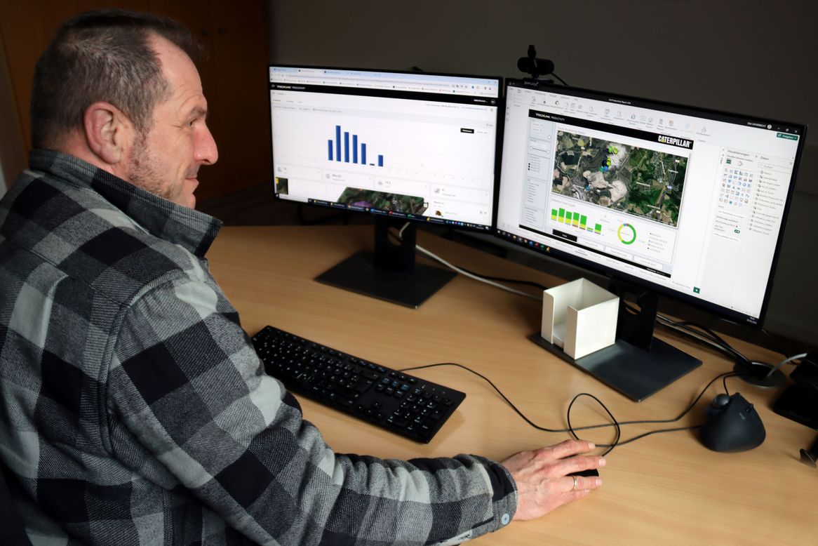 Dirk Unverricht, Asset Manager für die Gewinnung im Lhoist-Werk Flandersbach, schaut sich die Daten an, die mit VisionLink Productivity erfasst werden.