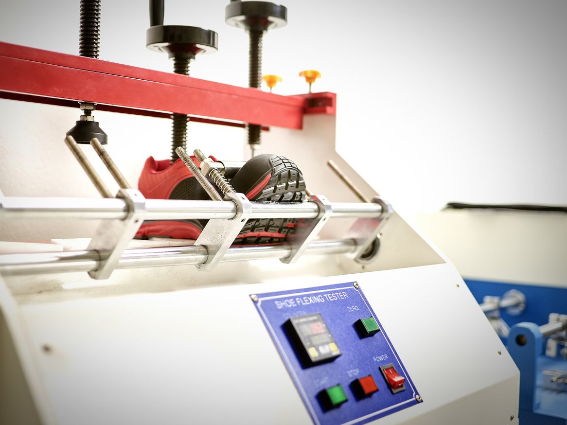 ISM prüft alle Materialien und Modelle in einem eigenen Prüflabor. Zusätzlich entwickelt der Hersteller Materialien selbst weiter, um immer auf dem aktuellen Stand der Anforderungen zu sein.