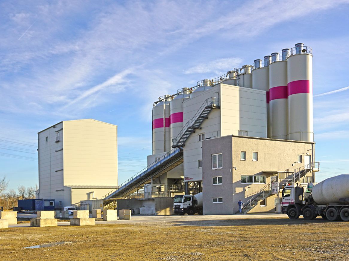 Auf Basis seiner stationären LINEMIX-Anlagenbaureihe konzipierte SBM Mineral Processing das neue Werk nach Kundenwunsch. Auf Basis seiner stationären LINEMIX-Anlagenbaureihe konzipierte SBM Mineral Processing das neue Werk nach Kundenwunsch.