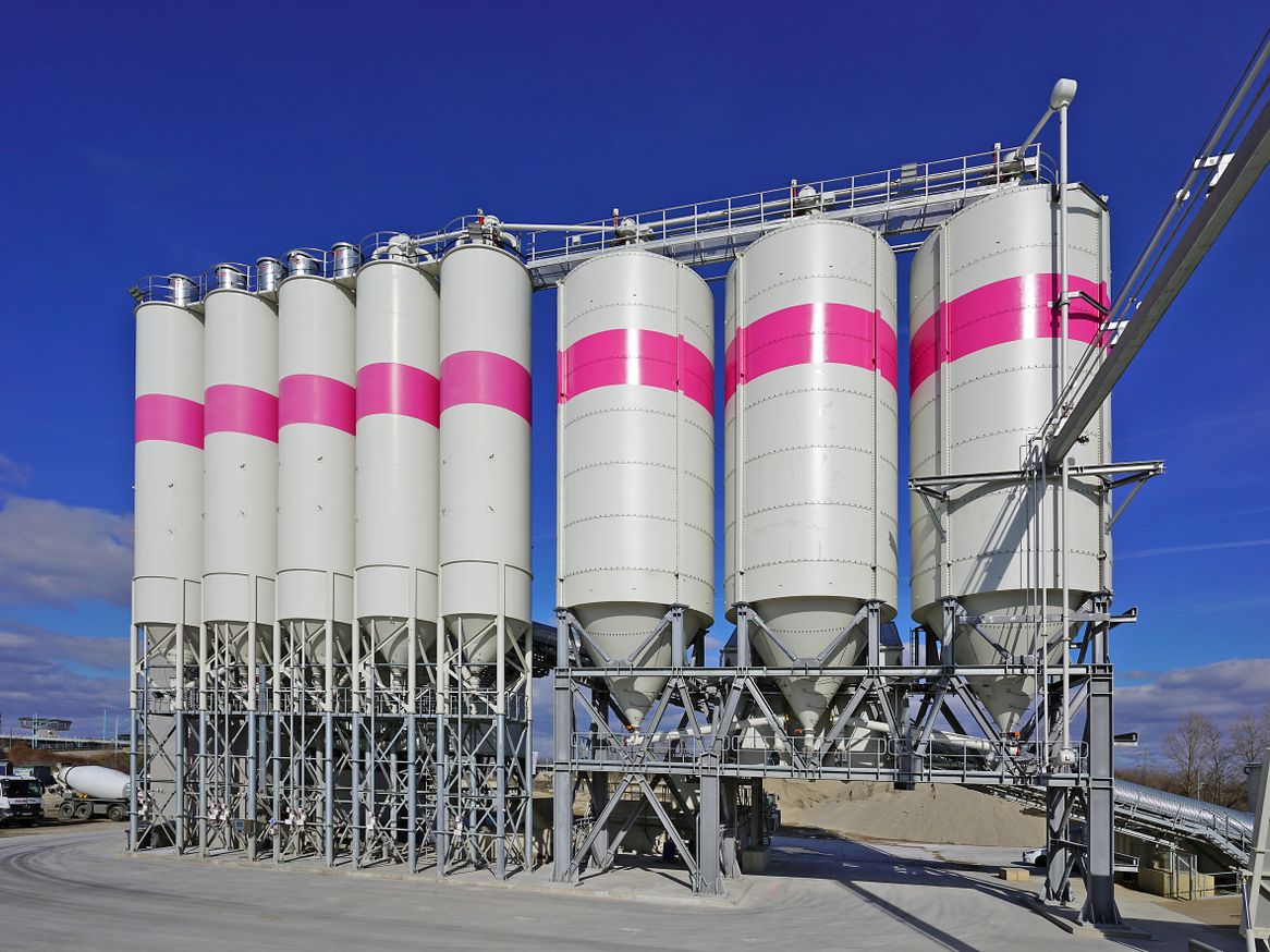 Direkt unterhalb der drei neuen Puffersilos für die per Bahn angelieferten Bindemittel werden die Silofahrzeuge für den Verteilerverkehr beladen. Direkt unterhalb der drei neuen Puffersilos für die per Bahn angelieferten Bindemittel werden die Silofahrzeuge für den Verteilerverkehr beladen.