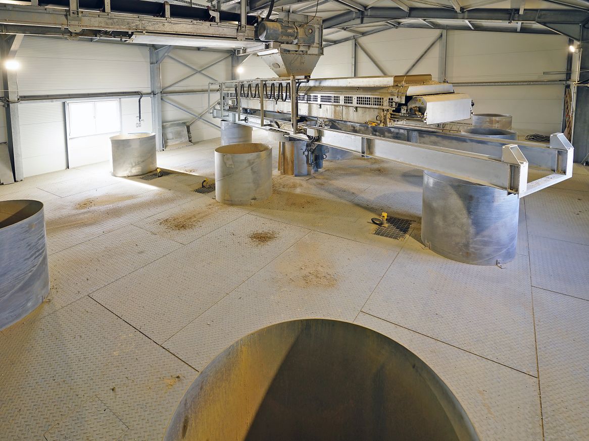 Insgesamt 12 Zuschlagstoff-Silos für die Betonproduktion sowie vier Silos zur Herstellung von Lieferkörnungen werden im Lager vollautomatisch befüllt. Insgesamt 12 Zuschlagstoff-Silos für die Betonproduktion sowie vier Silos zur Herstellung von Lieferkörnungen werden im Lager vollautomatisch befüllt.