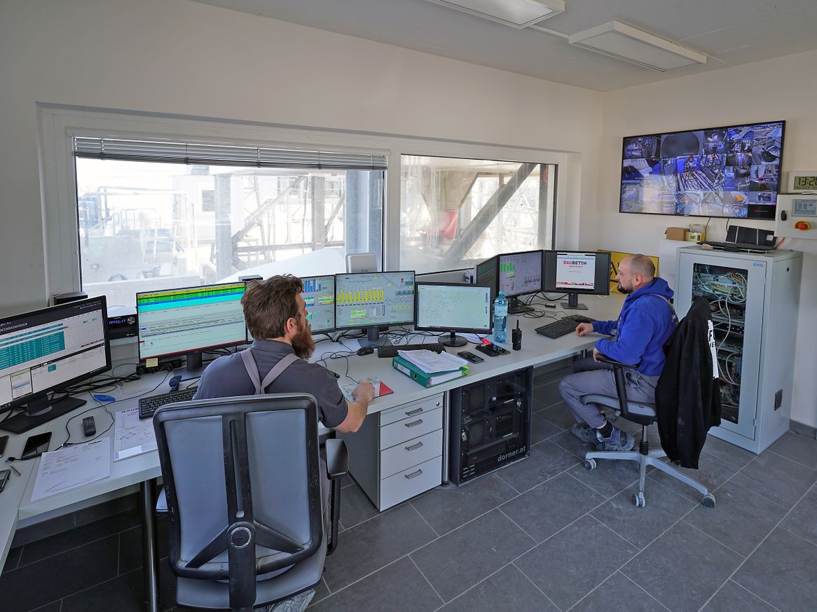 Die Steuerzentrale mit Multiscreen-Videoüberwachung der Gesamtanlage bietet freien Blick auf die Mischerbefüllung. Die Steuerzentrale mit Multiscreen-Videoüberwachung der Gesamtanlage bietet freien Blick auf die Mischerbefüllung.