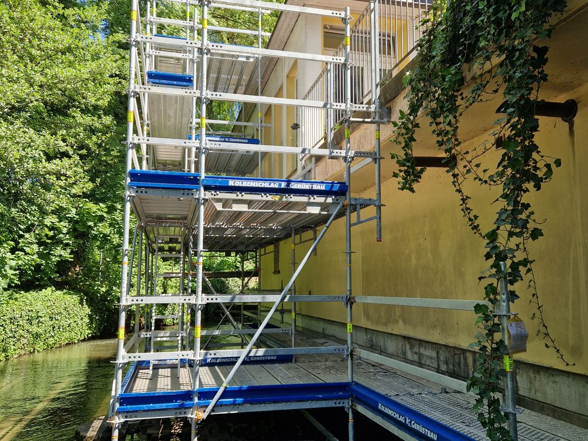 Beim Einrüsten einer Treppe bei einem aktuellen Bauvorhaben, der Lohmühle, erhielt das Unternehmen direkt ein IFC-Modell, auf dessen Basis die Expertinnen und Experten das Gerüst planten und erstellten. Eine Variante, die Konflikte von vornherein ausschließt.