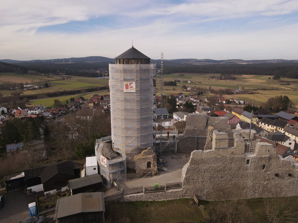 Die historische Burgruine Thierstein wurde in drei Bauabschnitten umfassend saniert. Hier erhielten die Gerüstbauer aus Bayreuth umfassende Daten in Form von Punktwolken, die mit Drohnen und Laserscannern aufgemessen wurden.
