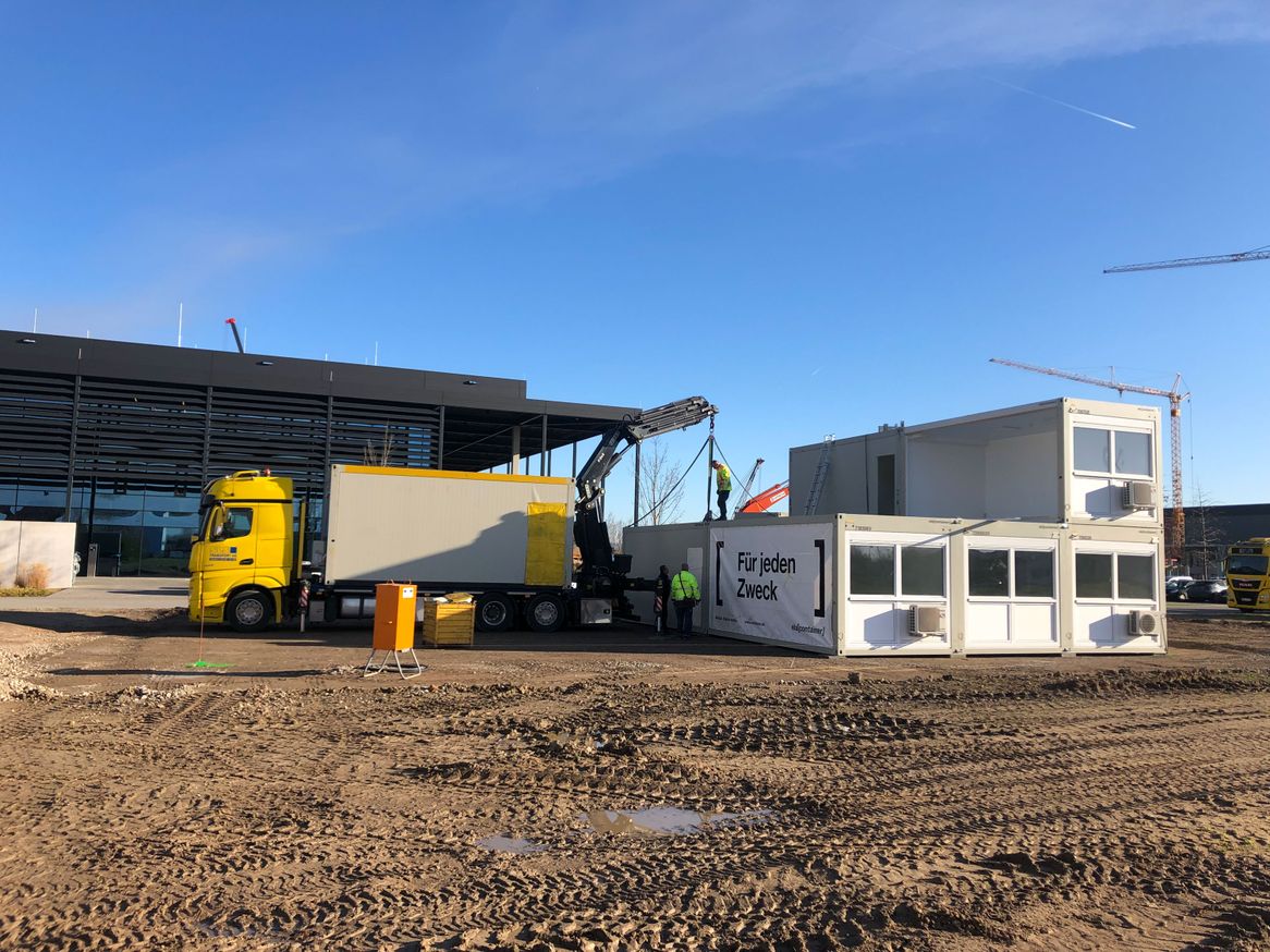 Da erst noch geeignete Räume gebaut werden mussten, wurden anfänglich Containerbüros genutzt.